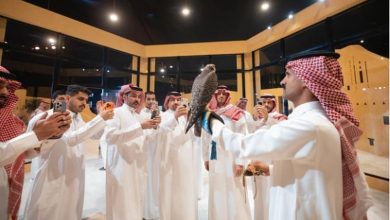 صورة بيع صقرين بـ351 ألف ريال في الليلة الـ12 لمزاد نادي الصقور السعودي 2025