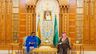 صورة ولي العهد يلتقي رئيس غويانا على هامش انعقاد مؤتمر مبادرة مستقبل الاستثمار