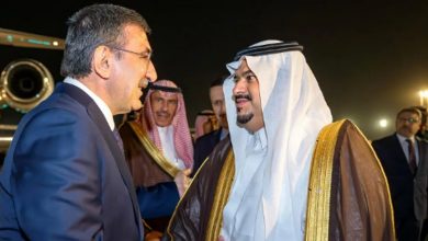 صورة نائب الرئيس التركي يغادر الرياض وفي مقدمة مودعيه نائب أمير المنطقة