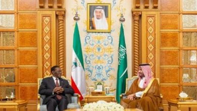صورة سمو ولي العهد يبحث العلاقات الثنائية والتعاون المشترك مع رئيس غينيا الإستوائية