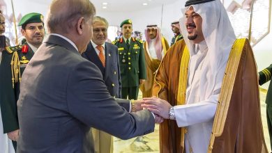 صورة رئيس وزراء باكستان يغادر الرياض وفي مقدمة مودعيه نائب أمير المنطقة