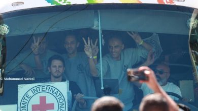 صورة وصول حافلات الأسرى الفلسطينيين المحررين من سجون إسرائيل الى رام الله وغزة