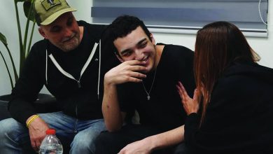 صورة ترمب يلتقي اليوم برهينة إسرائيلي أميركي أفرجت عنه «حماس» في مايو