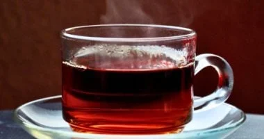 صورة الشاي أم القهوة.. أيهما يمنحك المزيد من الطاقة طوال اليوم؟