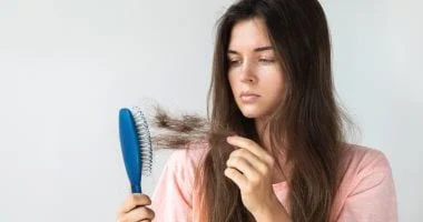صورة طبيب يقدم نصائح لوقف تساقط الشعر خلال أقل من شهر