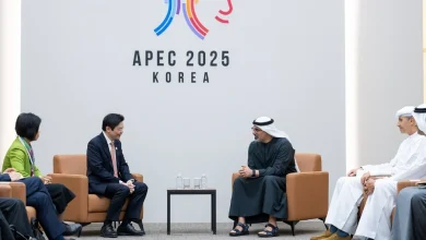 صورة ولي عهد أبوظبي يقابل رئيس وزراء سنغافورة