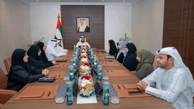 صورة محمد الشرقي يلتقي فريق مستشفى الفجيرة ويستعرض خططه وخدماته