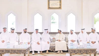 صورة راشد بن حميد يقدم العزاء في وفاة مهرة خلفان المطروشي