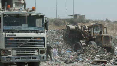 صورة هآرتس”: جيش الاحتلال الاسرائيلي يحول أطراف غزة لمكب نفايات