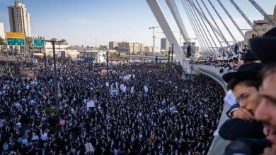 صورة الحريديم يتظاهرون بمئات الالاف في القدس ويهددون باغلاق الدولة..