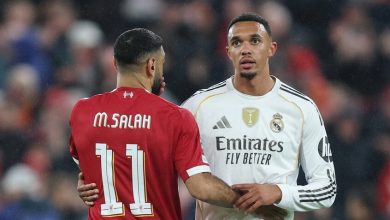 صورة شاهد.. تصرف غريب من صلاح تجاه “المنبوذ” أرنولد بعد مباراة ليفربول وريال مدريد