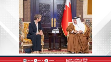 صورة العلاقات التاريخية المتينة التي تربط بين مملكة البحرين والمملكة المتحدة الصديقة تستند في تطورها إلى أسسٍ راسخة ومتجذرة من التعاون البنّاء والشراكة الممتدة