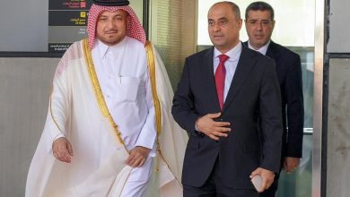 صورة رئيس الحكومة اليمنية يصل الدوحة