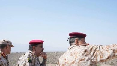 صورة في زيارة مفاجئة وزير الدفاع: الضالع كسرت المشروع الإيراني وصنعت فجر الانتصار