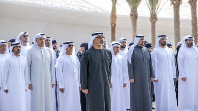 صورة خالد بن محمد يرفع عَلَم الدولة أمام متحف زايد الوطني
