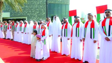صورة ولي عهد الشارقة وسلطان بن أحمد القاسمي يشهدان مراسم يوم العَلَم