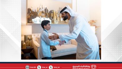 صورة سمو الشيخ ناصر بن حمد آل خليفة يستقبل الطالب محمد جاسم الفائز بالمركز الثاني في تحدي القراءة العربي