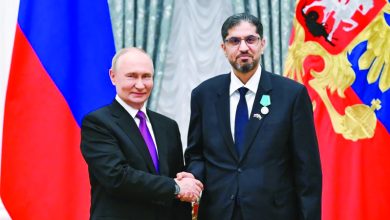 صورة الرئيس الروسي يقلّد سفير الدولة وسام «بوشكين»