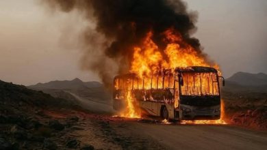 صورة مهندس مختص يكشف السبب ''الميكانيكي'' الذي أدى إلى احتراق باص النقل الجماعي بعد انقلابه في نقيل العرقوب بأبين