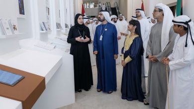 صورة محمد بن راشد يطلع على الجدارية الإحصائية لدولة الإمارات