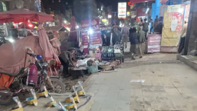 صورة المعلمون يبيعون غرف نومهم للبقاء أحياء.. والأرامل يبعن خزائن ذكرياتهن لإنقاذ أطفالهن.. الجوع يطارد اليمنيين في مناطق الحوثي