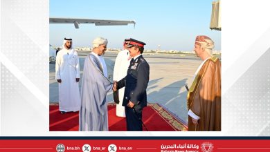 صورة وزير الداخلية يستقبل وزير الداخلية العماني لدى وصوله البحرين