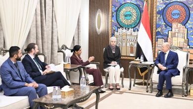 صورة الرئيس العليمي يستعرض مع سفيرة بريطانيا النتائج المرتقبة للإصلاحات الإقتصادية وفي المقدمة انتظام صرف المرتبات