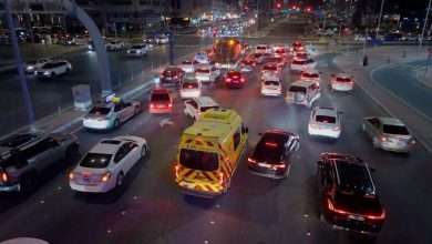 صورة “لا تتردد.. افسح الطريق فوراً” تدعو إلى توقف المشاة عند عبور مركبات الطوارئ