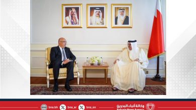 صورة وزير الخارجية يتسلم وثيقة تفويض ممثل اليونيسكو لدول مجلس التعاون واليمن