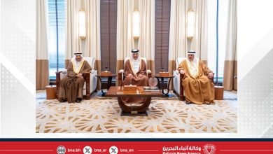 صورة لدى وصوله البحرين للمشاركة في اجتماع رؤساء البرلمانات الخليجية.. رئيسا مجلسي الشورى والنواب يستقبلان رئيس مجلس الشورى القطري