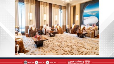 صورة لدى وصوله البحرين للمشاركة في اجتماع رؤساء المجالس الخليجية الخميس المقبل.. رئيسا مجلسي الشورى والنواب يستقبلان رئيس المجلس الوطني الاتحادي الإماراتي