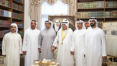 صورة منصور بن زايد يكرم أحمد خليفة السويدي بوسام الإمارات للثقافة والإبداع