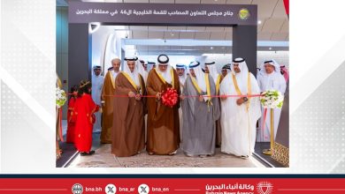 صورة وزير الخارجية والأمين العام لمجلس التعاون يفتتحان جناح مجلس التعاون المصاحب للقمة الخليجية