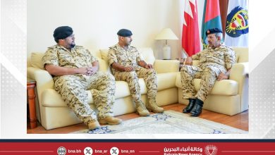 صورة القائد العام لقوة دفاع البحرين يستقبل المقدم محمد عبدالله علي النعيمي والرائد الركن الشيخ أحمد بن علي بن راشد آل خليفة بمناسبة صدور الأمر الملكي السامي بترقيتهما