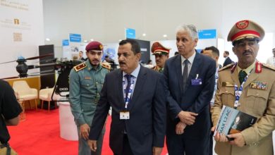 صورة وزير الدفاع يطّلع على منظومات الإسناد الجوي في معرض دبي للطيران