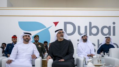 صورة خالد بن محمد بن زايد وحمدان بن محمد بن راشد يشهدان العرض الجوي المصاحب لـ”معرض دبي للطيران” في دورته الـ19