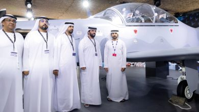 صورة حمدان بن محمد يطّلع على الطائرة القتالية «كالدس B250» الإماراتية الصنع