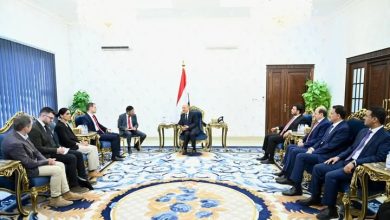 صورة من قصر معاشيق.. الرئيس يؤكد التزام مجلس القيادة بمرجعيات السلام الشامل في اليمن