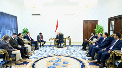 صورة مجلس الرئاسة يحذر الحكومة البريطانية: مليشيا الحوثي باتت جزءاً من استراتيجية إيرانية أوسع لابتزاز المجتمع الدولي.