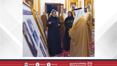 صورة جلالة الملك المعظم يستقبل سمو الشيخ ناصر بن حمد آل خليفة الذي قدم لجلالته أول صورة فضائية لمملكة البحرين من القمر الصناعي البحريني “المنذر”
