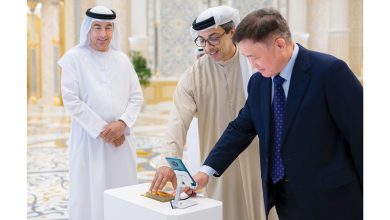 صورة منصور بن زايد يُجري أول معاملة دفع رقمية للبنك المركزي بين الإمارات والصين