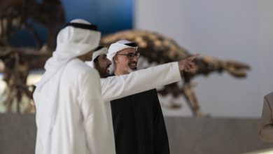 صورة خالد بن محمد بن زايد وحمدان بن محمد بن راشد يقومان بجولة في متحف التاريخ الطبيعي أبوظبي