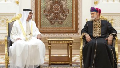 صورة رئيس الدولة ونائباه يهنئون سلطان عُمان باليوم الوطني