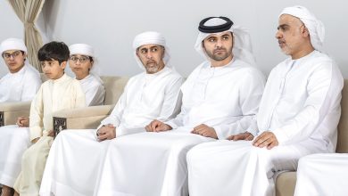 صورة منصور بن محمد يعزّي في وفاة أسامة الشعفار وموزة الشامسي