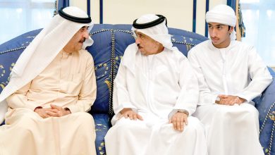 صورة حاكم أم القيوين يقدّم واجب العزاء في وفاة أسامة الشعفار