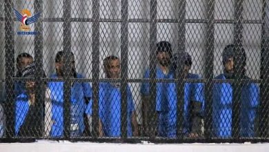 صورة أصوات تصدح من قاعة المحاكمات بصنعاء.. ‏محكمة حوثية مستعجلة تقود ''مجنونًا'' و''بائع سمك'' إلى الإعدام