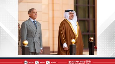 صورة سمو ولي العهد رئيس مجلس الوزراء يلتقي دولة رئيس وزراء جمهورية باكستان الإسلامية.. ويؤكد عمق العلاقات والروابط التي تجمع البحرين وباكستان والتي تواصل ازدهارها ونماءها بالاستناد إلى تاريخ زاخر بالتعاون والشراكات المُثمرة على كافة الأصعدة