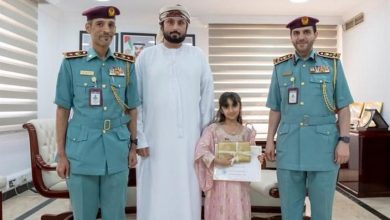 صورة شرطة عجمان تكرّم طفلة مواطنة أعادت مبلغاً مالياً عثرت عليه