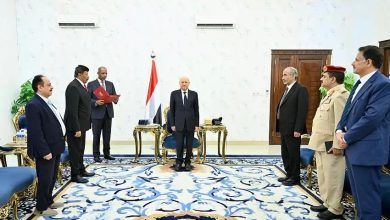 صورة عدن: الرئيس يكرم رئيسي جهازي الأمن السياسي والقومي بوسام الشجاعة