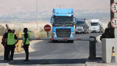 صورة نتنياهو يقرر اعادة فتح جسر البضائع بعد شهرين من اغلاقه..
